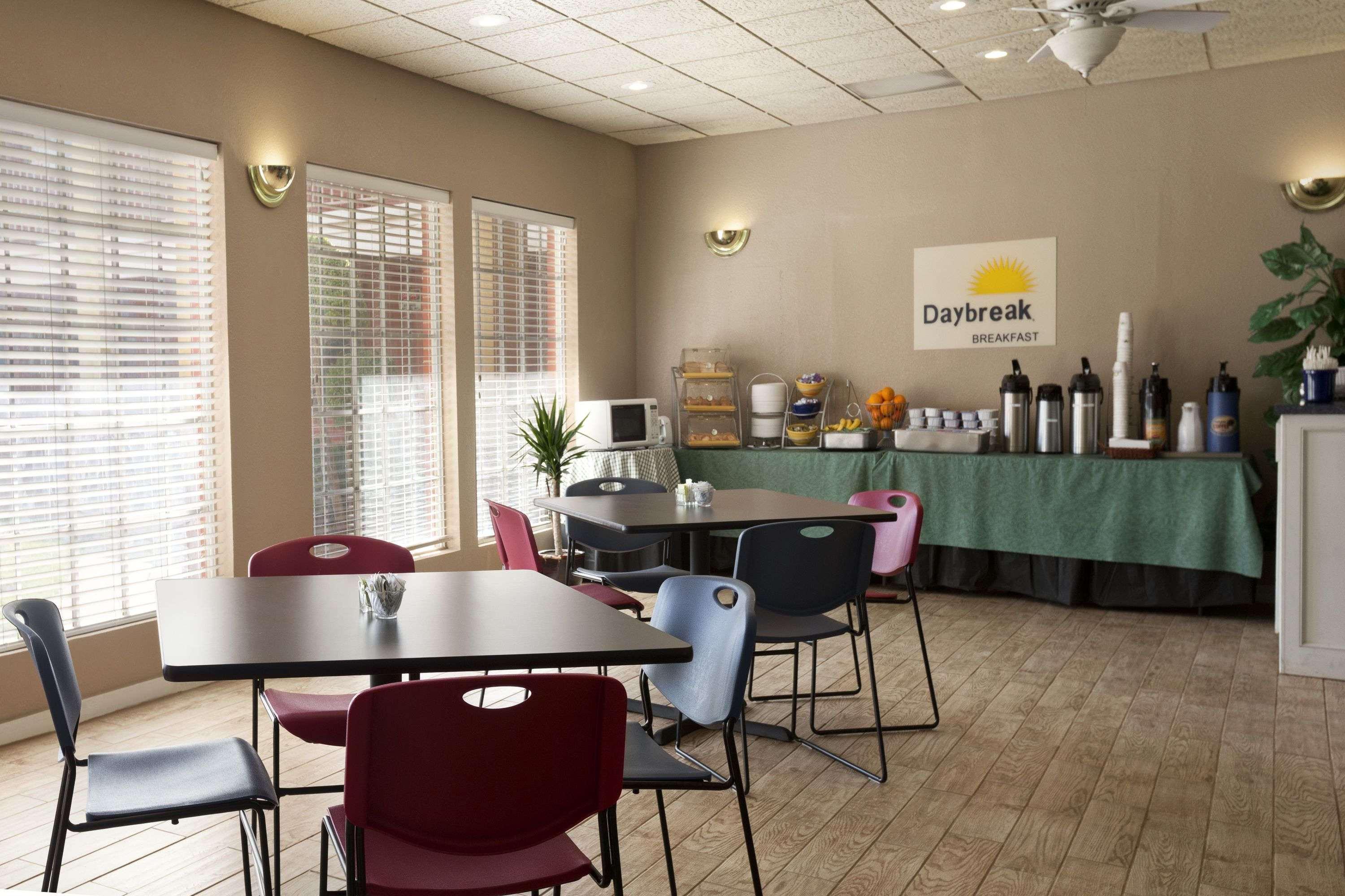 Days Inn By Wyndham Lawton Extérieur photo