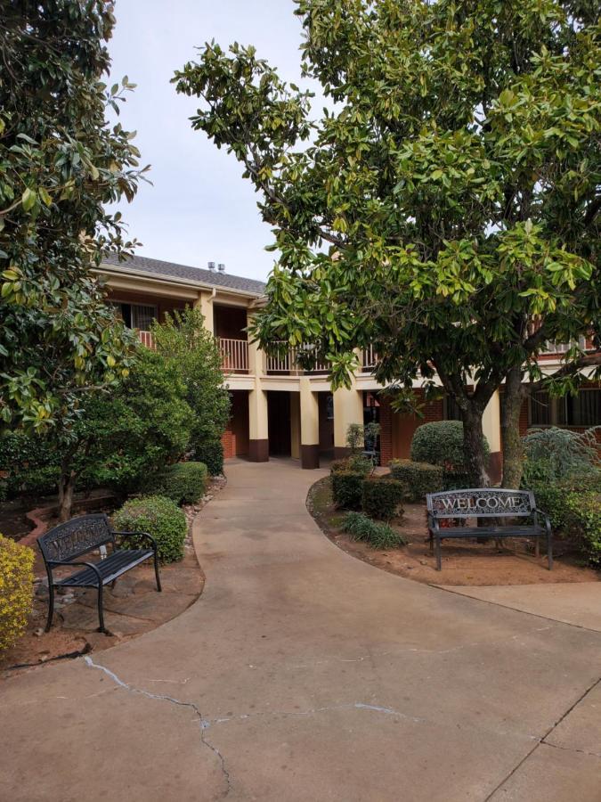 Days Inn By Wyndham Lawton Extérieur photo