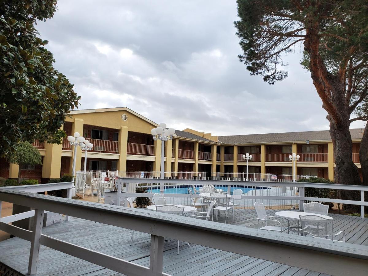 Days Inn By Wyndham Lawton Extérieur photo